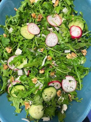 ENSALADA DE RUCULA, NUECES, PEPINO Y RABANO ENSALADA DE RUCULA, NUECES, PEPINO Y RABANO