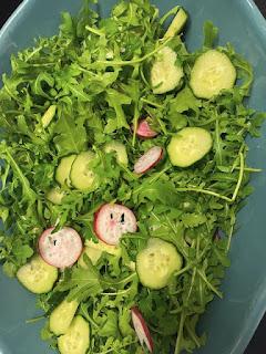 ENSALADA DE RUCULA, NUECES, PEPINO Y RABANO ENSALADA DE RUCULA, NUECES, PEPINO Y RABANO