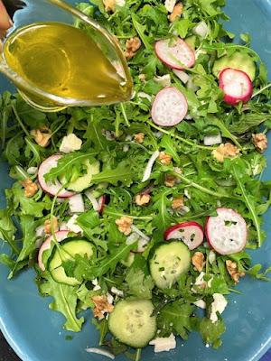 ENSALADA DE RUCULA, NUECES, PEPINO Y RABANO ENSALADA DE RUCULA, NUECES, PEPINO Y RABANO