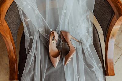 Zapatos de novia sobre una silla y encima del velo