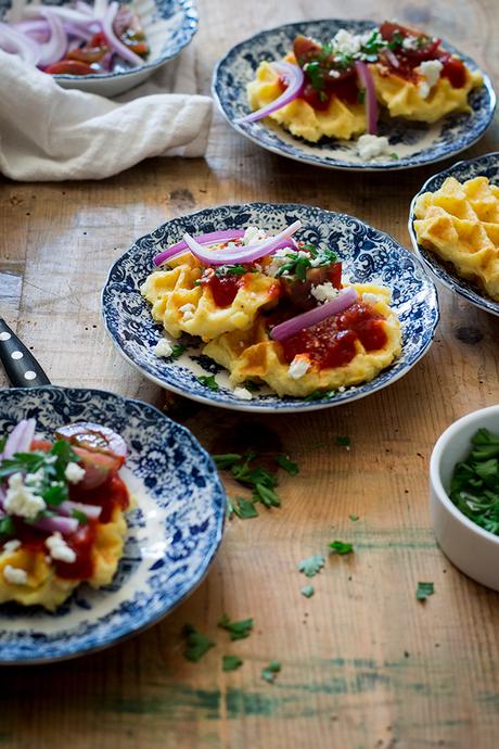 GOFRES DE PATATA CON SALSA DE TOMATE PICANTE Y FETA