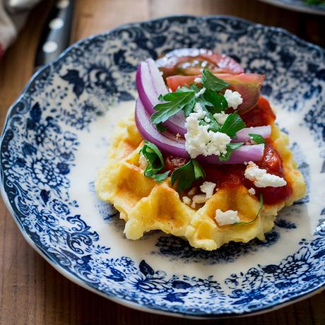 GOFRES DE PATATA CON SALSA DE TOMATE PICANTE Y FETA