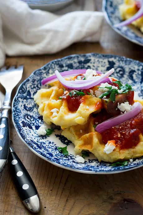 GOFRES DE PATATA CON SALSA DE TOMATE PICANTE Y FETA