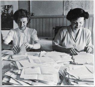 1950_zwei_powerfrauen_fur_burda_moden_aenne_burda_rechts_und_irene_baer_links.jpg__1000x0_q85_crop_subject_location-1288,0_subsampling-2_upscale Aenne Burda