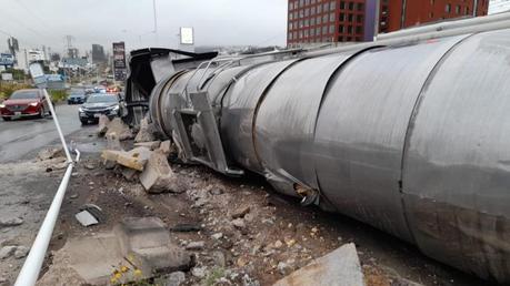 Vuelca tráiler con depósito cerca de Plaza San Luis