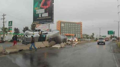 Vuelca tráiler con depósito cerca de Plaza San Luis