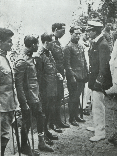 1922: S. M. el Rey Alfonso XII en el hospital de Adarzo para heridos de la Guerra de África