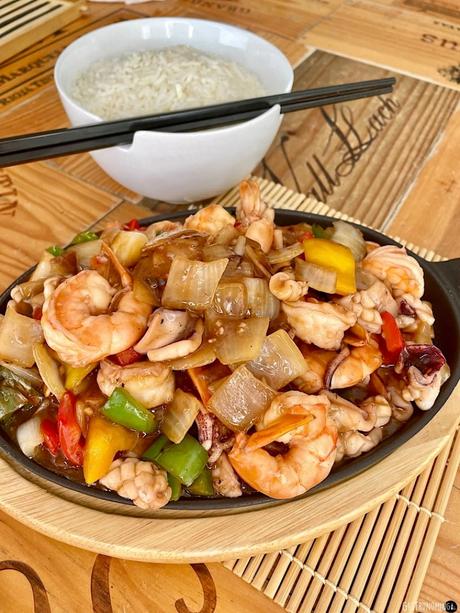 Calamares y langostinos al wok con salsa de ostras estilo chino Calamares y langostinos al wok con salsa de ostras estilo chino