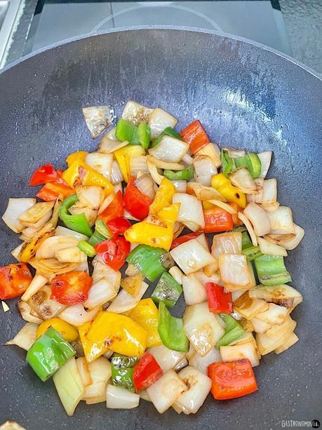 Calamares y langostinos al wok con salsa de ostras estilo chino Calamares y langostinos al wok con salsa de ostras estilo chino