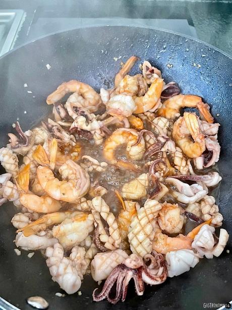 Calamares y langostinos al wok con salsa de ostras estilo chino Calamares y langostinos al wok con salsa de ostras estilo chino