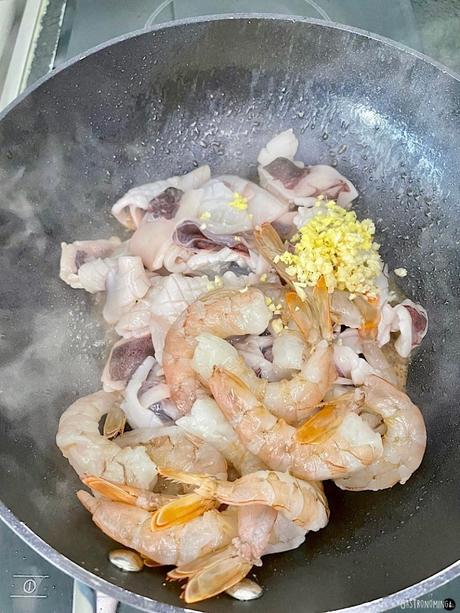 Calamares y langostinos al wok con salsa de ostras estilo chino Calamares y langostinos al wok con salsa de ostras estilo chino