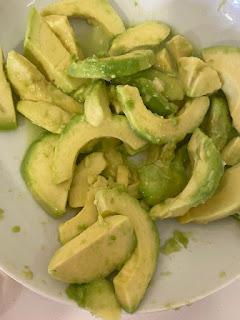 ENSALADA DE AGUACATE Y MANGO CON ALIÑO DE NARANJA ENSALADA DE AGUACATE Y MANGO CON ALIÑO DE NARANJA