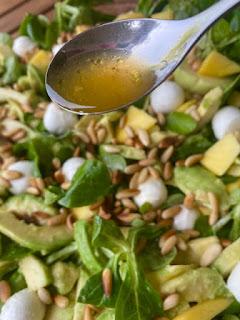 ENSALADA DE AGUACATE Y MANGO CON ALIÑO DE NARANJA ENSALADA DE AGUACATE Y MANGO CON ALIÑO DE NARANJA