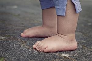 ¿Tu hijo tiene los pies planos? Cómo saberlo, qué hacer y usos de plantillas infantiles