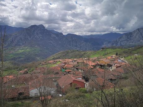 Moncuevo,Pelitrón y Champaza desde Bermiego Moncuevo,Pelitrón y Champaza desde Bermiego