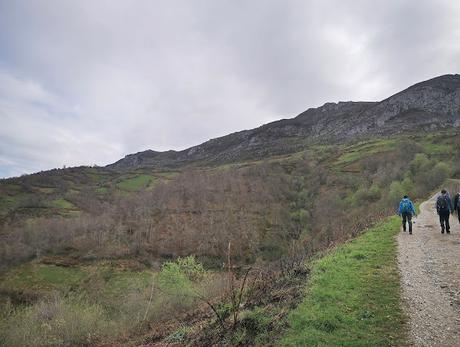 Moncuevo,Pelitrón y Champaza desde Bermiego Moncuevo,Pelitrón y Champaza desde Bermiego