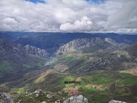 Moncuevo,Pelitrón y Champaza desde Bermiego Moncuevo,Pelitrón y Champaza desde Bermiego
