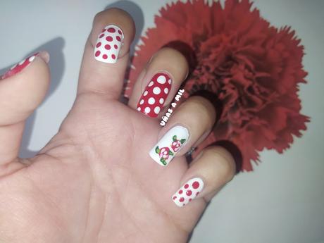 Diseño de uñas con flores y lunares en blanco y rojo