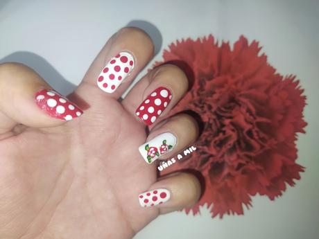 Diseño de uñas con flores y lunares en blanco y rojo