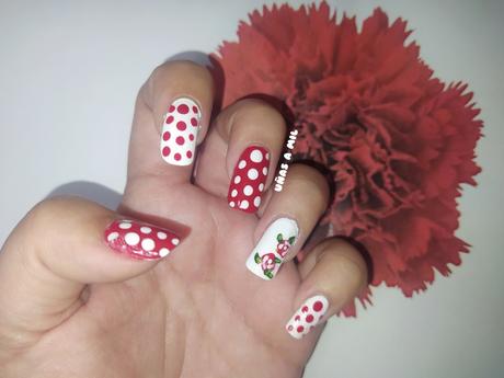 Diseño de uñas con flores y lunares en blanco y rojo