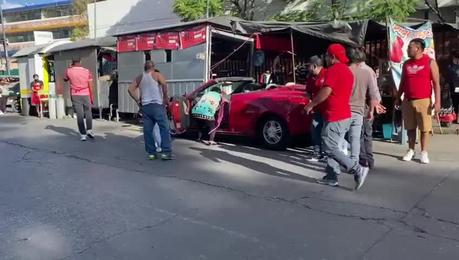(video) Auto sin conductor choca contra puestos en Avenida Zapata