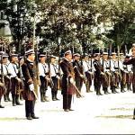 S.M. don Alfonso XIII pasa revista a la tropa en el Paseo de Pereda
