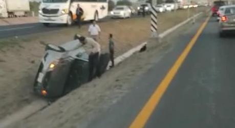 (video) Vehículo vuelca sobre carretera 57 con dirección a La Pila