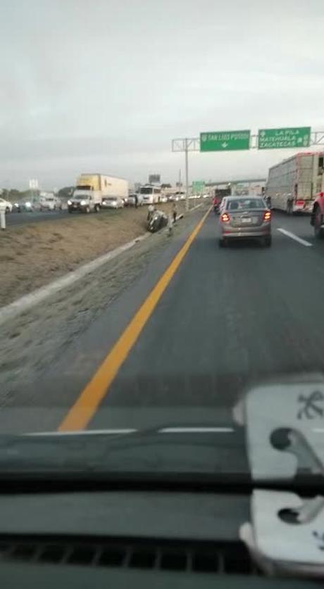(video) Vehículo vuelca sobre carretera 57 con dirección a La Pila