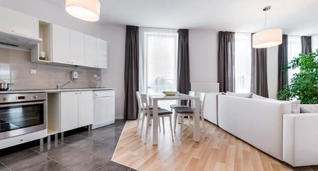 Sala de estar con una pequeña cocina