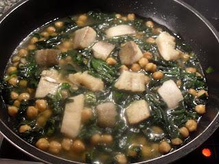 Potaje de garbanzos con espinacas y bacalao.