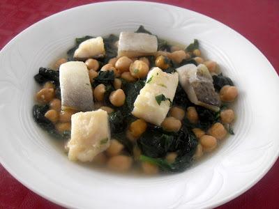 Guiso de garbanzos con espinacas y bacalao.