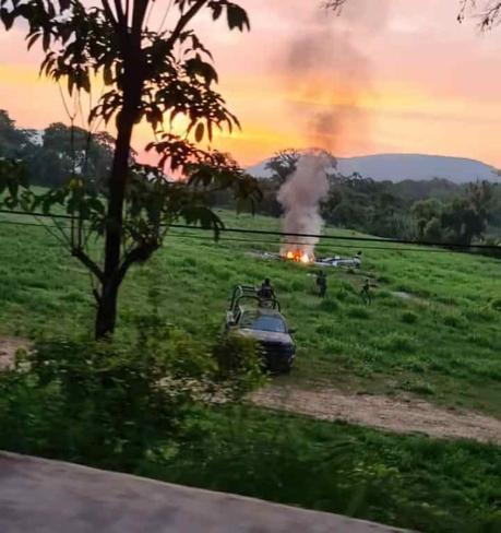 (video) Tamasopo: Balacera deja 4 personas muertas y un helicóptero en llamas