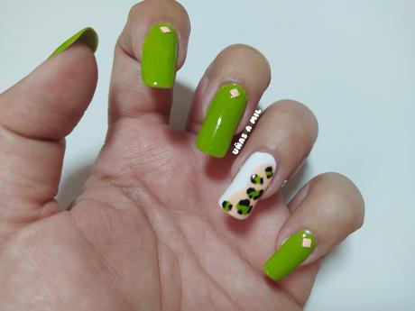 Diseño de uñas con animal print en verde y blanco