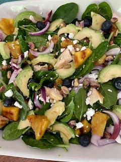 ENSALADA CON POLLO, PIÑA Y AGUACATE