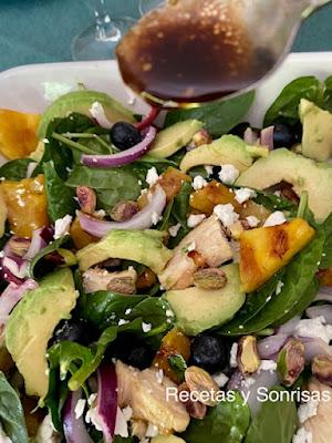 ENSALADA CON POLLO, PIÑA Y AGUACATE