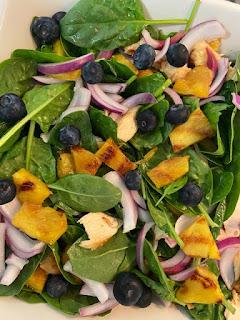 ENSALADA CON POLLO, PIÑA Y AGUACATE