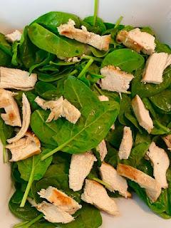 ENSALADA CON POLLO, PIÑA Y AGUACATE