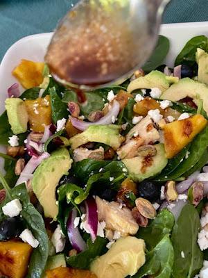 ENSALADA CON POLLO, PIÑA Y AGUACATE