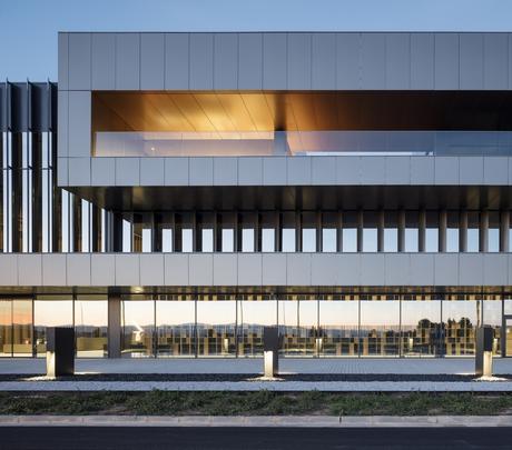 Edificio de oficinas y nave de producción para Power electronics, Valencia, España / IDOM Edificio de oficinas y nave de producción para Power electronics, Valencia, España / IDOM