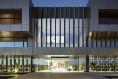 Edificio de oficinas y nave de producción para Power electronics, Valencia, España / IDOM
