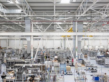 Edificio de oficinas y nave de producción para Power electronics, Valencia, España / IDOM Edificio de oficinas y nave de producción para Power electronics, Valencia, España / IDOM