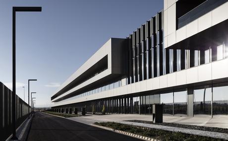 Edificio de oficinas y nave de producción para Power electronics, Valencia, España / IDOM