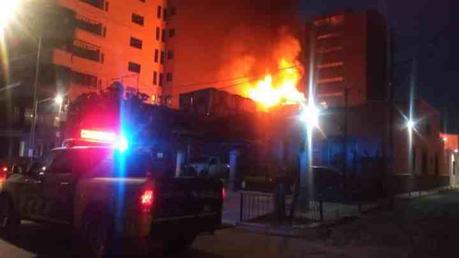 (video)Incendio en local sobre avenida Carranza casi esquina con Muñoz