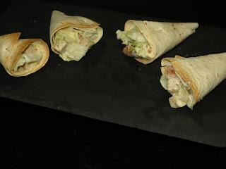 CUCURUCHOS RELLENOS DE ENSALADA CÉSAR CUCURUCHOS RELLENOS DE ENSALADA CÉSAR