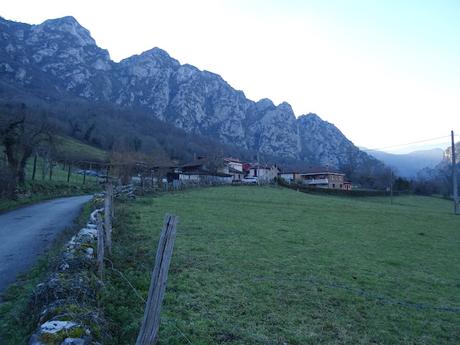Las Agüeras-Villaorille/Viḷḷuriche-La Cueva la Canal-Picu Mayor-La Furacá