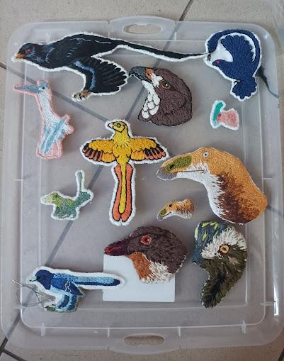 Los bordados dinosaurianos de Small Microraptor