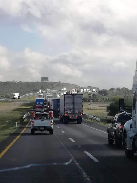 Accidente en la carretera Matehuala desata 12 horas de caos vial