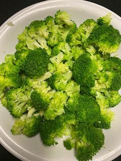 ENSALADA CON BROCOLI, ARANDANOS YAGUACATE