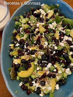 ENSALADA CON BROCOLI, ARANDANOS YAGUACATE