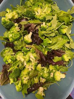 ENSALADA CON BROCOLI, ARANDANOS YAGUACATE